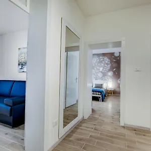 https://white-flowers-canal-view.hotelslidodijesolo.com